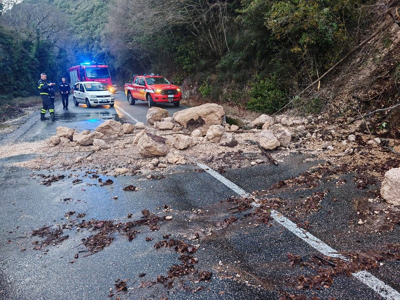 immagine notizia (ptn) Provincia, caduti massi sulla Sp 79 Ternana: chiuso il tratto interessato e individuati i percorsi alternativi